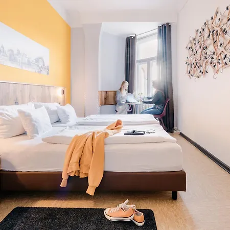 Three Little Pigs Hostel - Your Berlin Castle-3